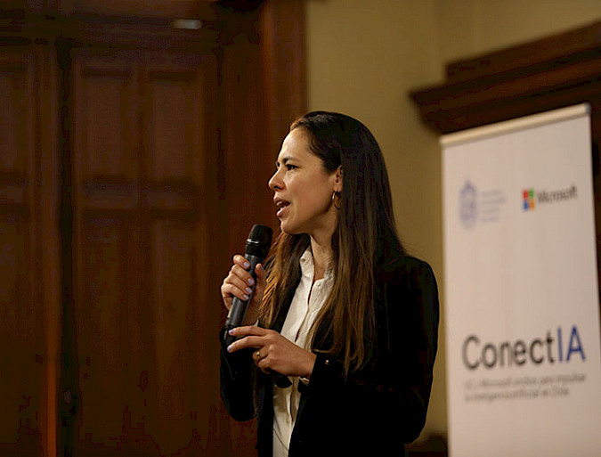 María Francisca Yáñez, directora de la Oficina Nacional Tecnológica de Microsoft, hablando durante la presentación de ConectIA.
