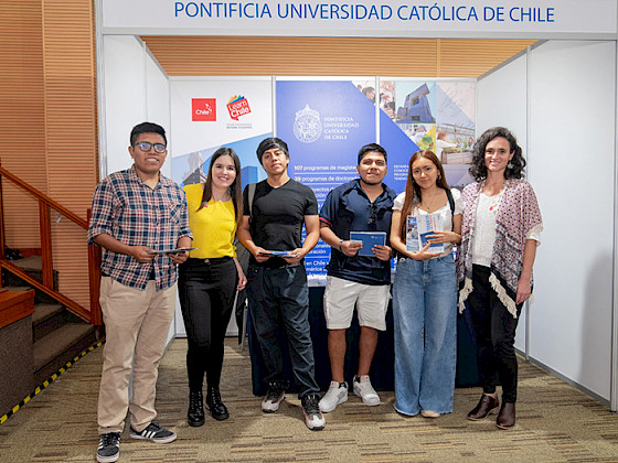 Grupo de participantes de la UC en Feria Expo Postgrados en Lima.