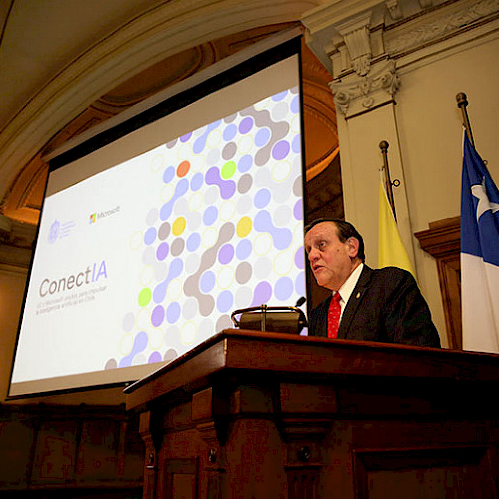 El rector Ignacio Sánchez dando un discurso en lanzamiento de ConectIA