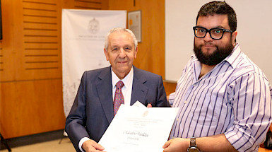 Escritor Simón Soto recibe diploma que lo hace acreedor del Premio Nuez Martín 2019.