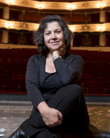 Miryam Singer sentada en el escenario del Teatro Municipal.