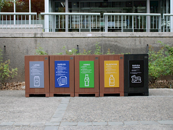 Tachos de reciclaje en campus San Joaquín UC.