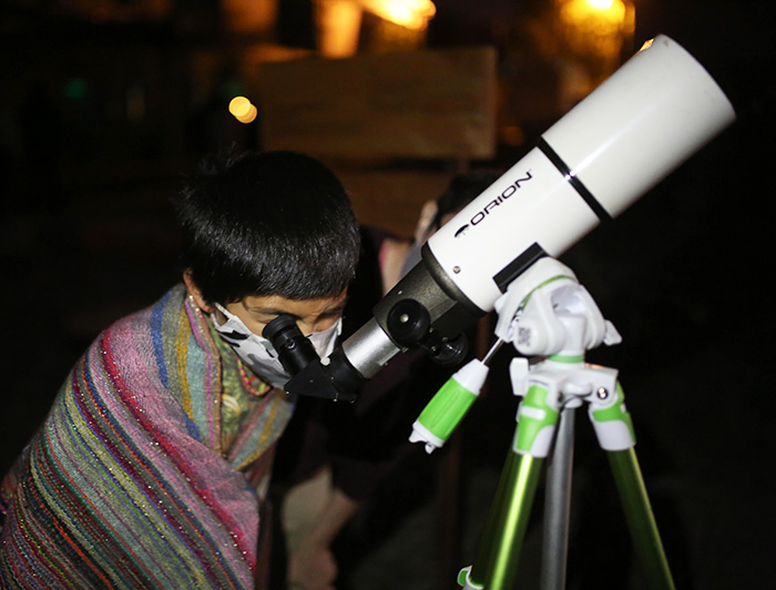 Cerca de 350 personas pudieron asistir a las microcharlas y observación por telescopio realizadas en conjunto por el Núcleo Milenio TITANs, Campus Villarrica UC y Par Explora Araucanía. (Crédito fotografía: Campus Villarrica)