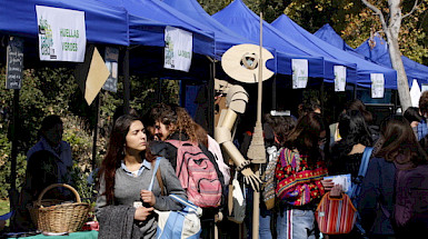 Estudiantes durante feria de sustentabilidad de Campus San Joaquín.