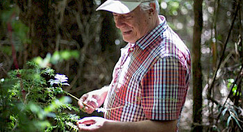 Profesor Juan Armesto observando plantas.