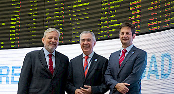 Autoridades durante la firma de convenio en la Bolsa de Comercio de Santiago.