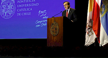 Ceremonia 135 años UC. Habla rector Ignacio Sánchez.- Foto Dirección de Comunicaciones