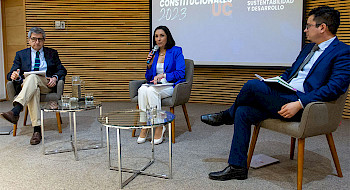 Expositores sentados en un set durante uno de los encuentros del Ciclo de Debates Constitucionales UC 2023.