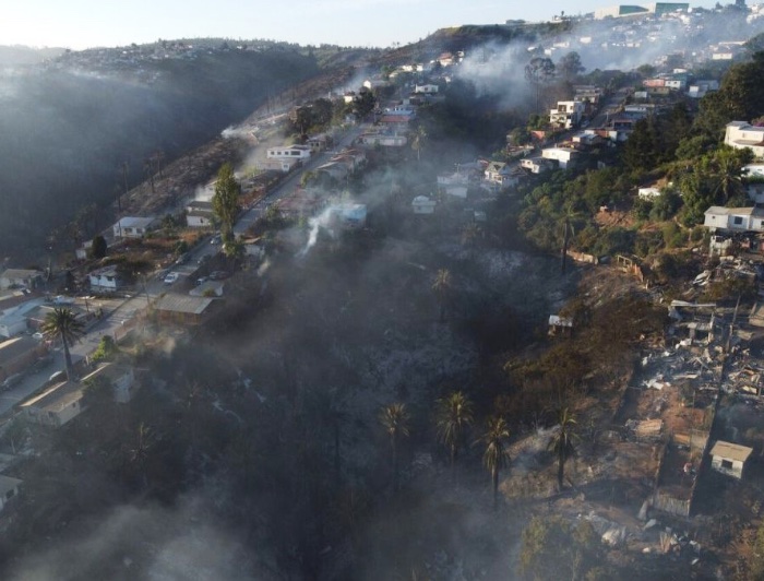 Viviendas en laderas de cerros de Valparaíso en medio de un incendio.
