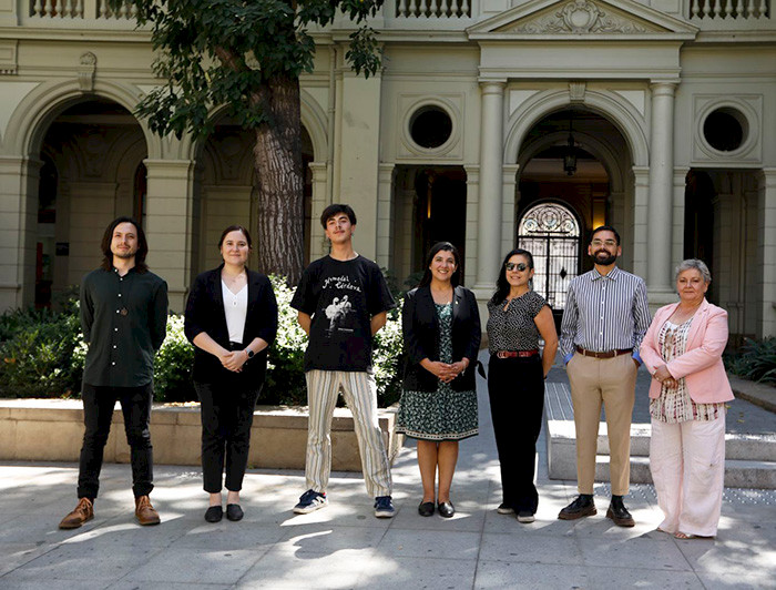 Grupo de premiados junto a autoridades de la UC, en un patio de Casa Central.