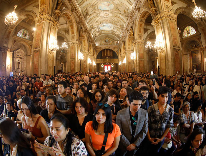 Público durante el concierto Réquiem de Mozart en la Catedral metropolitana de Santiago.