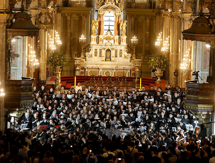 Coro y orquesta en la Catedral De Santiago, con el altar de fondo.