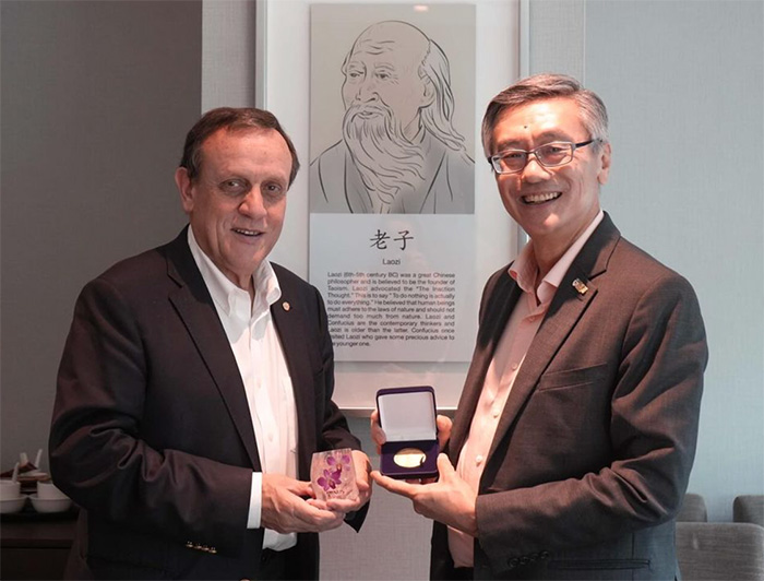 Rector Ignacio Sánchez recibe una medalla y un obsequio de manos del presidente de la Universidad Nacional de Singapur.