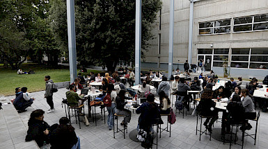Students in the hall of the San Joaquin Campus.- Photo: Office of Communication