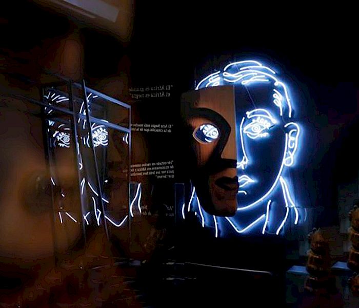 Entrada de exposición de Vicente Huidobro, en que se ve su rostro con luces de neón.