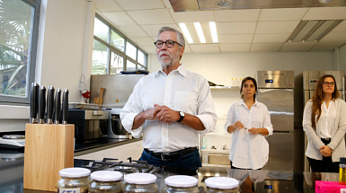 El profesor José Miguel Aguilera en el Laboratorio de Ingeniería Gastronómica.