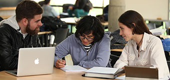 Escuela de Gobierno UC anuncia dos cursos para alumnos de pregrado