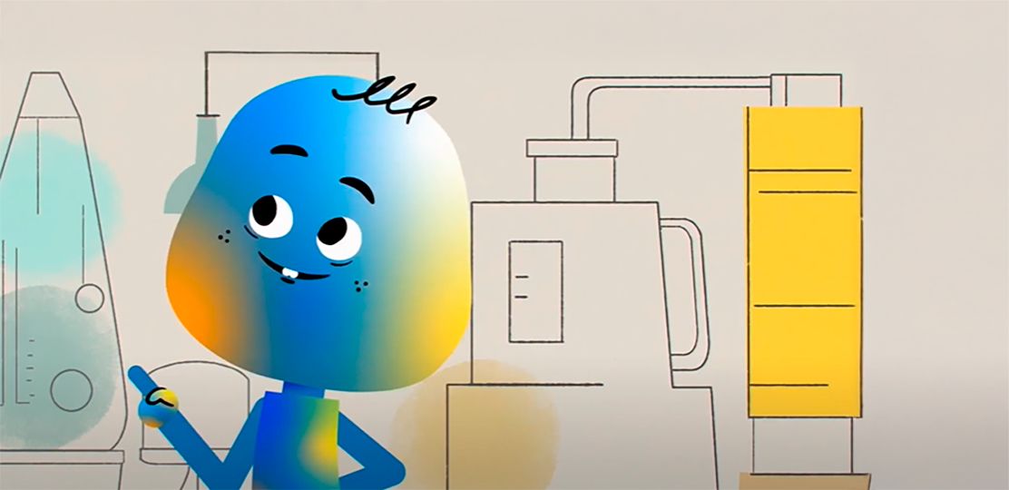 Madre e hija frente a un computador sentadas junto a un escritorio