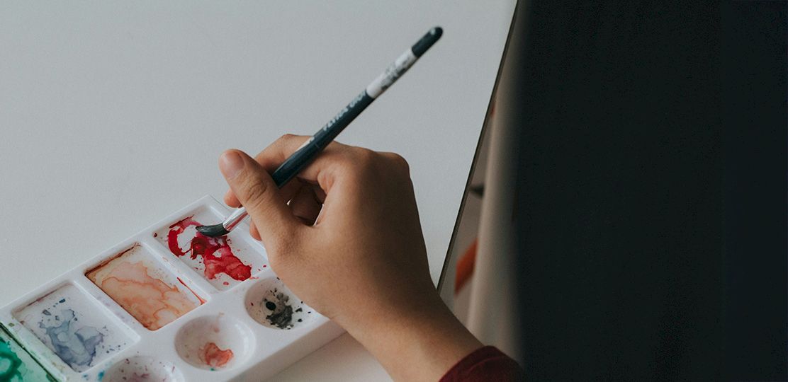 Madre e hija frente a un computador sentadas junto a un escritorio