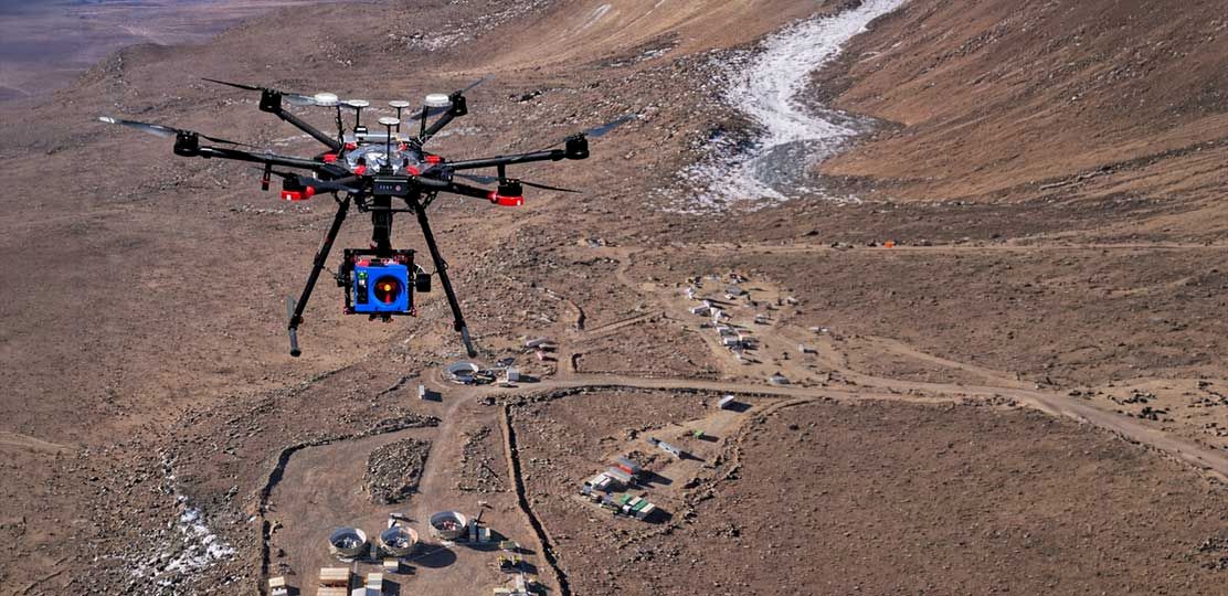 HoverSat sobrevolando un observatorio en el desierto de Atacama