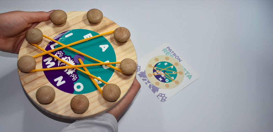 Niño llena un test