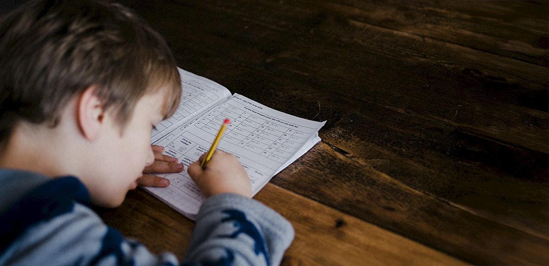 Niño llena un test