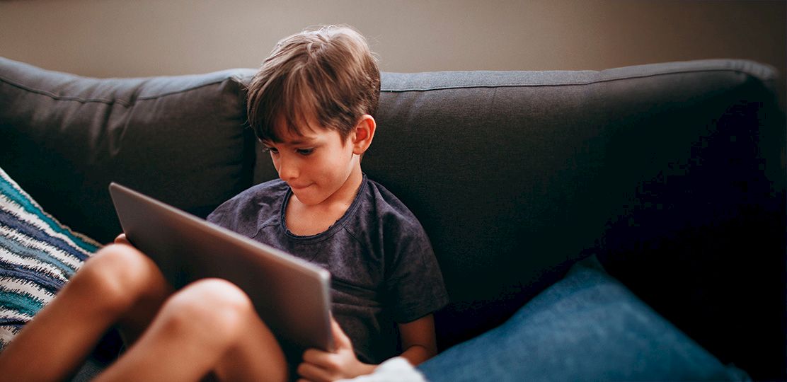 Niño usando una tablet