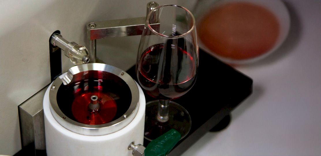 Análisis de vino en laboratorio