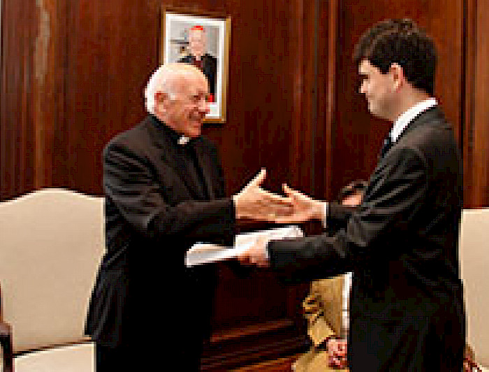 imagen correspondiente a la noticia: "Universidad Católica recibe 40 tomos de la Biblia escrita en braille"