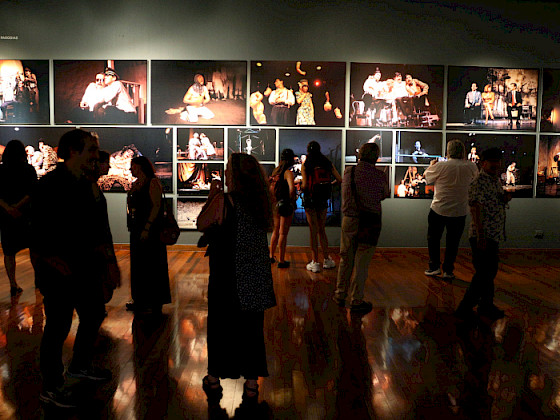 Gente mirando la exposición Fragilidad y Excesos.