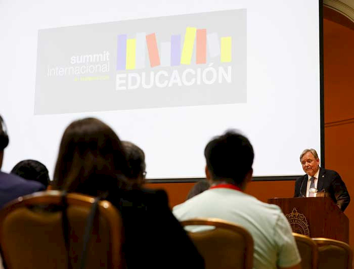 El prorrector de Gestión Institucional, Patricio Donoso, expone en la presentación de las jornadas.