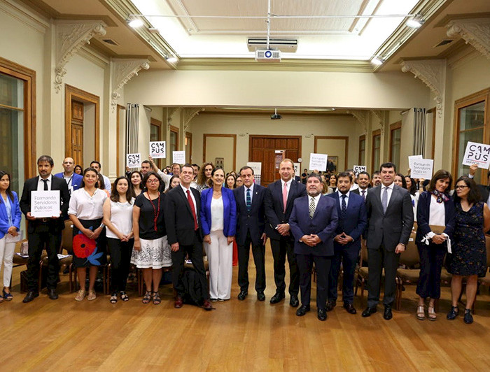 Ceremonia de graduación. Los titulados aparecen junto al rector Ignacio Sánchez.