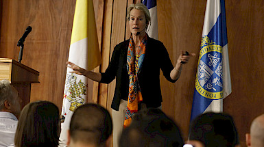 Desde el escenario, Frances Arnold dicta conferencia a estudiantes y académicos de la UC