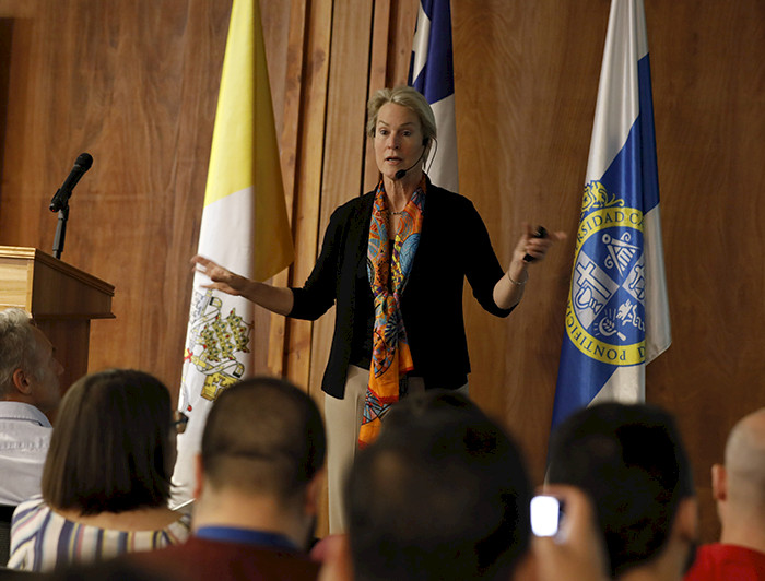 Desde el escenario, Frances Arnold dicta conferencia a estudiantes y académicos de la UC