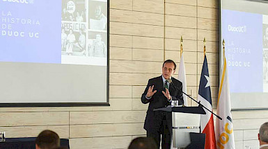 Rector Ignacio Sánchez se dirige a los presentes en la publicación del libro de los 50 años del Duoc UC