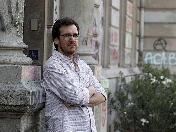 Nicolás Somma frente a la fachada de Casa Central.