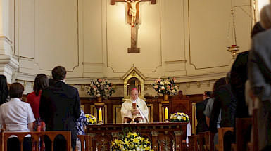 Monseñor Alberto Ortega presidiendo la misa en la capilla de Casa Central
