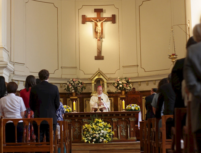 Monseñor Alberto Ortega presidiendo la misa en la capilla de Casa Central