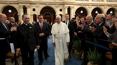 El Papa Francisco junto al rector Ignacio Sánchez en su visita a la UC.