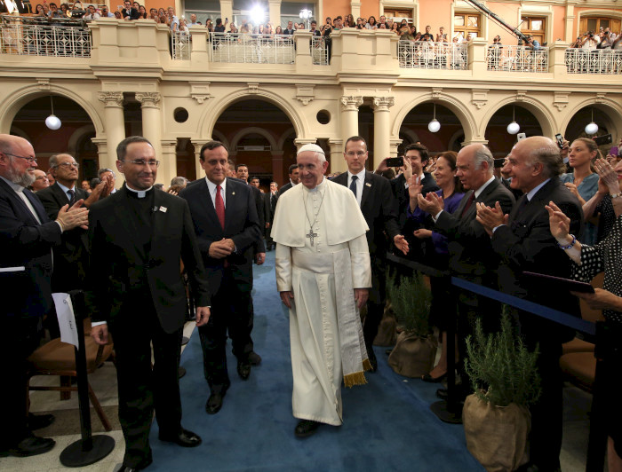 El Papa Francisco junto al rector Ignacio Sánchez en su visita a la UC.