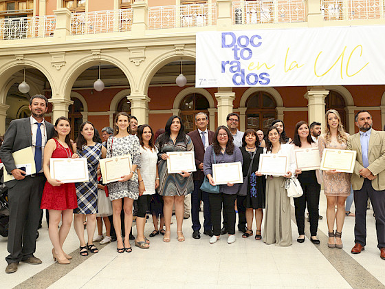 Foto de autoridades y graduados destacados.
