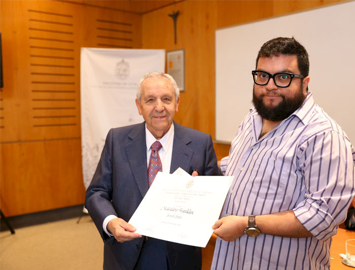 Escritor Simón Soto recibe diploma que lo hace acreedor del Premio Nuez Martín 2019.
