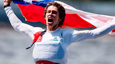 Clemente Seguel celebra elevando bandera de Chile al viento
