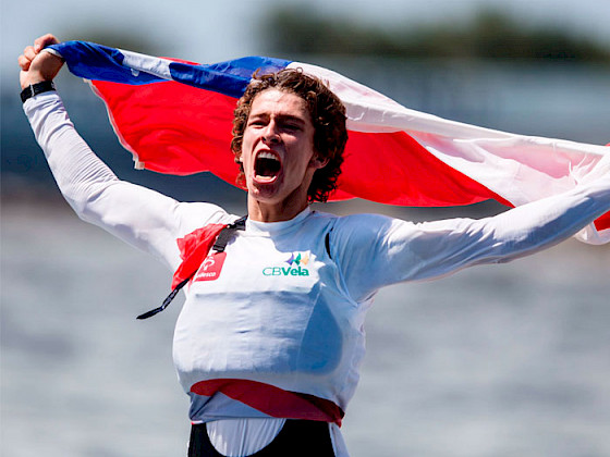 Clemente Seguel celebra elevando bandera de Chile al viento