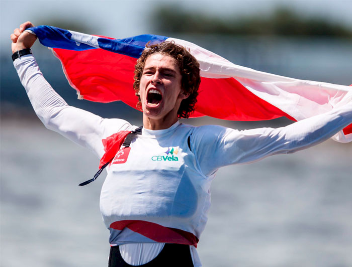 Clemente Seguel celebra elevando bandera de Chile al viento 