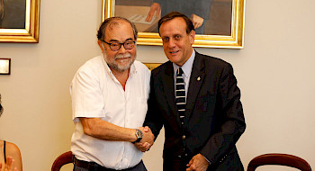 Rector Ignacio Sánchez y Luis Poirot firman convenio de su archivo fotográfico.