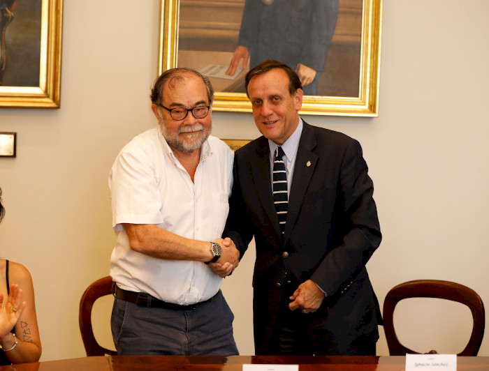 Rector Ignacio Sánchez y Luis Poirot firman convenio de su archivo fotográfico. 