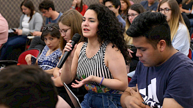 Estudiante pregunta durante la clase de Osvaldo Larrañaga.