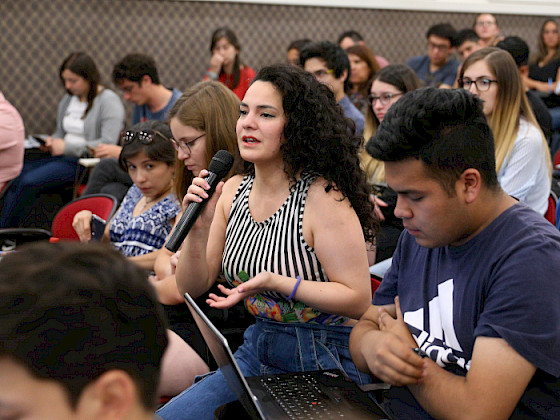 Estudiante pregunta durante la clase de Osvaldo Larrañaga.