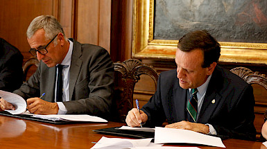 Rector Ignacio Sánchez y Andrés Benítez firman contrato de promesa compraventa de Radio Beethoven